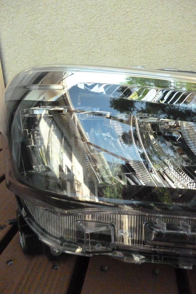 トヨタ ライズ 右側 ヘッドライト（品番：81110-B1700）【中古品