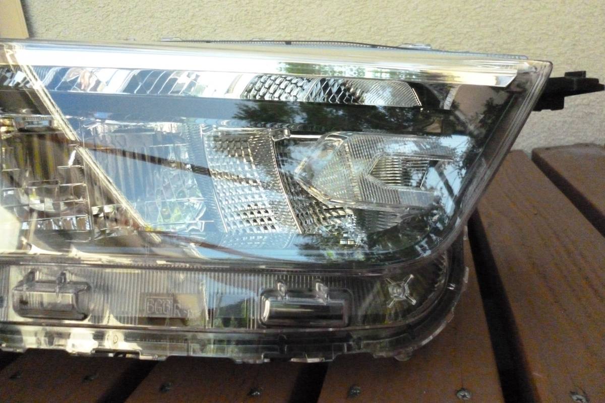 トヨタ ライズ 右側 ヘッドライト（品番：81110-B1700）【中古品