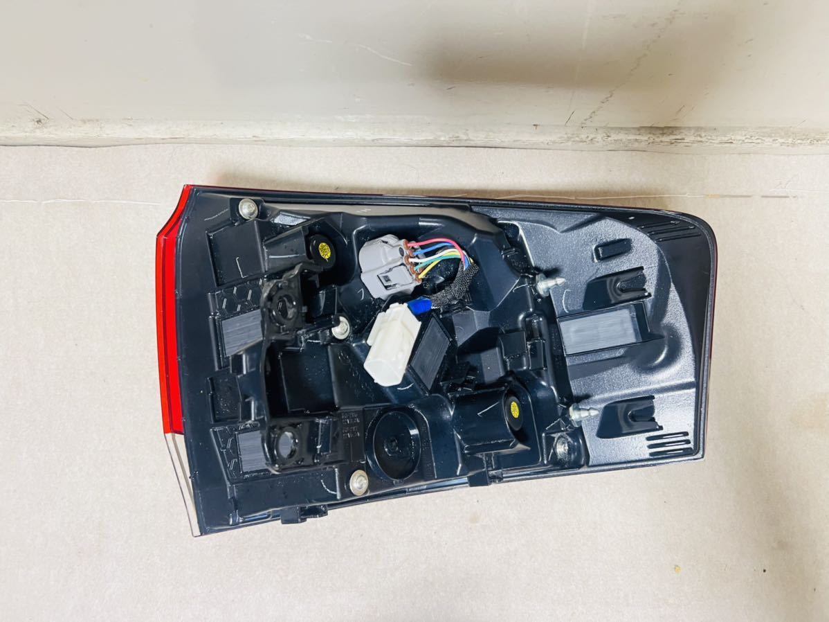 トヨタ ランドクルーザー 300 テールランプ左側 ランクル 純正 ZX 並行