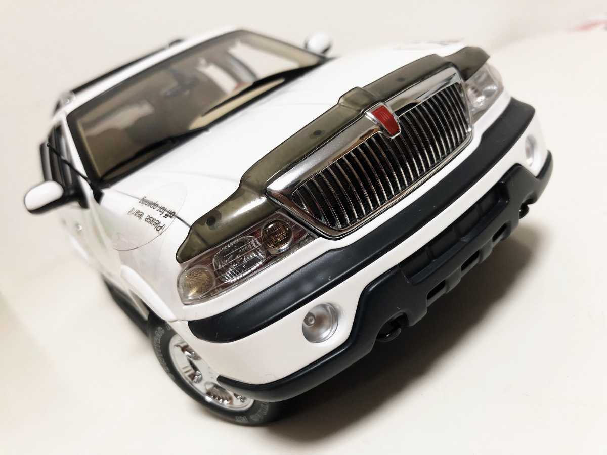 Autoartオートアート/Lincolnリンカーン Navigatorナビゲーター 1/18