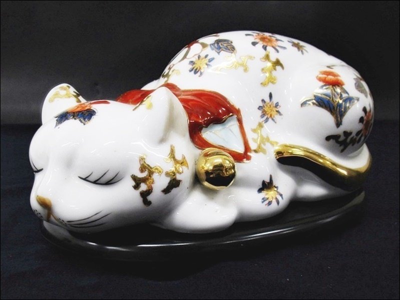 眠り猫 置物 縁起物 伊万里焼 伊万里 ねこ 陶器 | 花柄 金彩 フィギュ