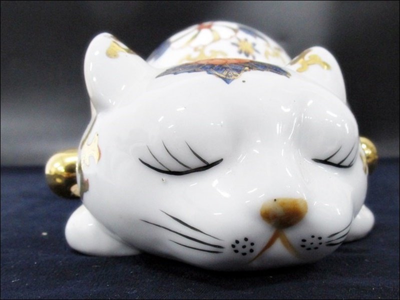 眠り猫 置物 縁起物 伊万里焼 伊万里 ねこ 陶器 | 花柄 金彩 フィギュ