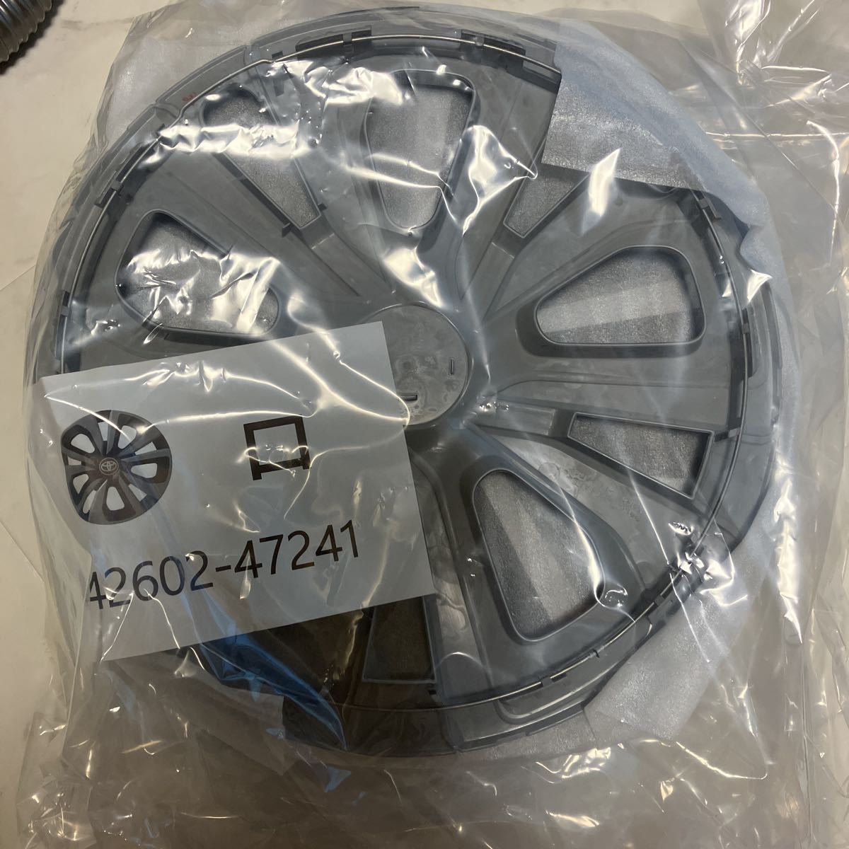 プリウス トヨタ純正 ホイールキャップ ホイールカバー zvw52 PHV zvw50 新品　未使用　4枚1セット　②