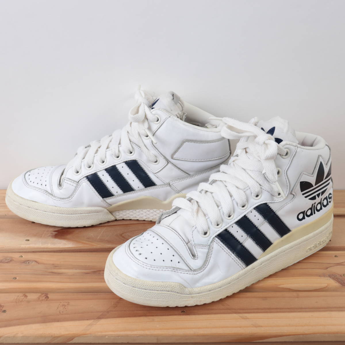 z9271 アディダス フォーラムミッド US8 26.0cm/白 ホワイト 紺 adidas FORUM MID メンズ　スニーカー 中古