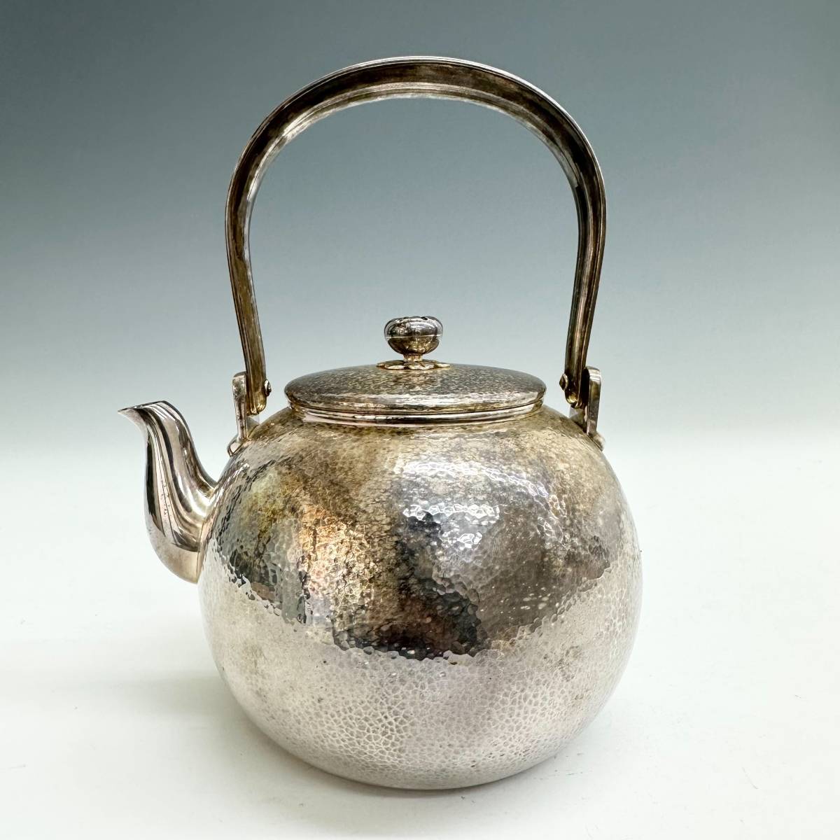 夢工房】金谷 五郎三郎 造 黄銅 鎚目 煎茶 湯沸 銅瓶 共箱 重量270g 夢工房】金谷 五郎三郎 造 黄銅 鎚目 煎茶 湯沸 銅瓶 共箱 重量270g