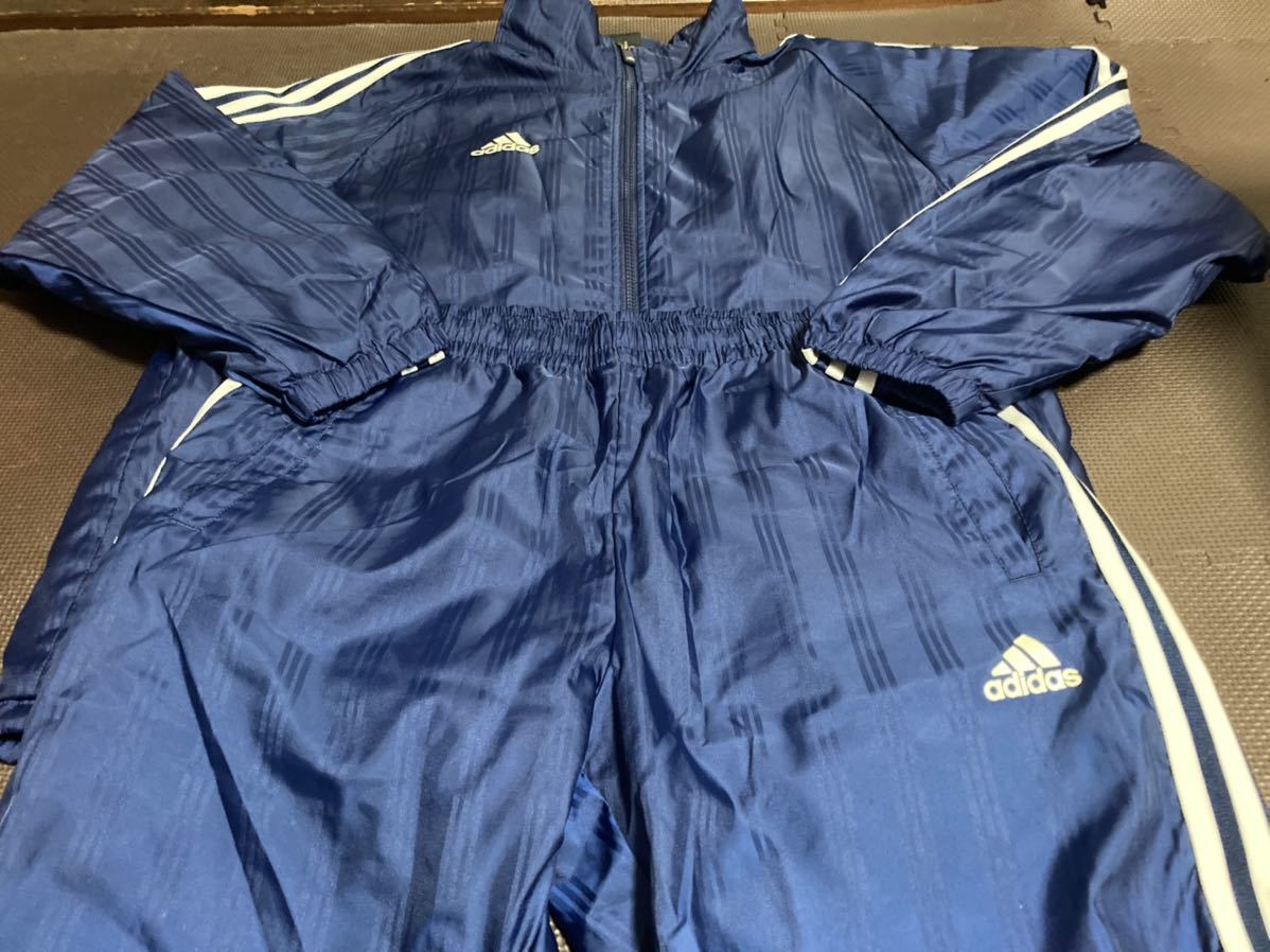 美品adidasフード収納可能、濃紺ストライプ、ロゴ白、ライン白３本ウォーマー上下セット　サイズＭ