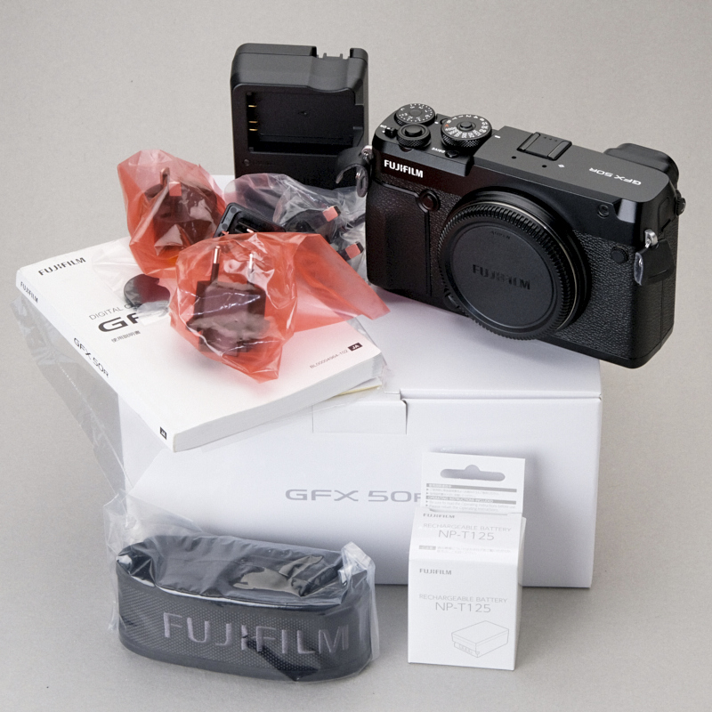 美品 予備バッテリー×2 GFX50R 付属品完備 外付けグリップ gfx 