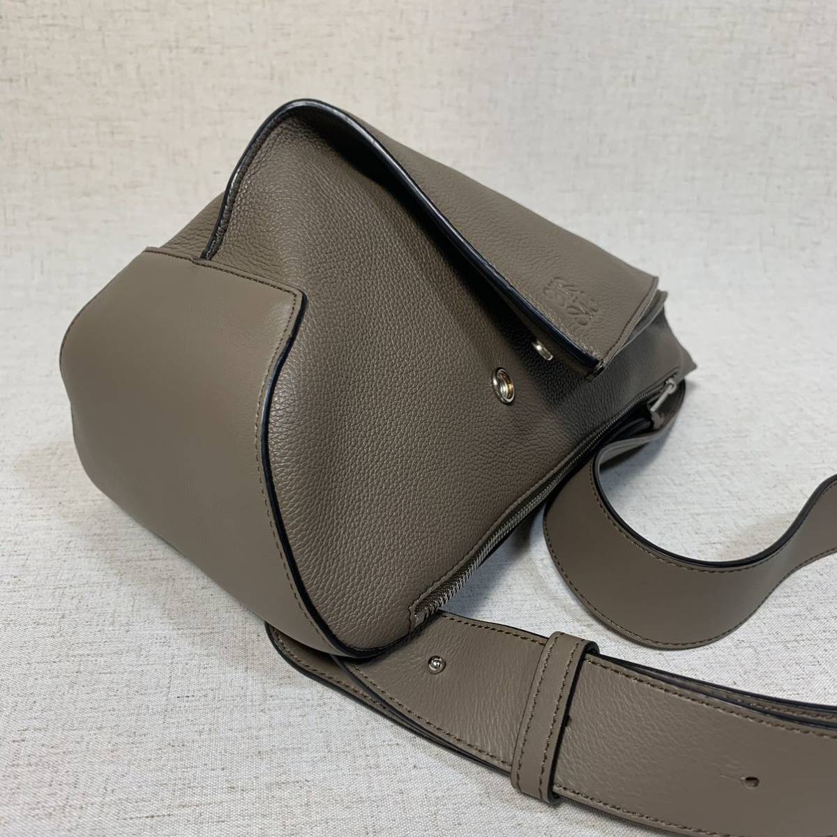 極美品 ロエベ アントンスリング アナグラム レザー ボディバッグ 