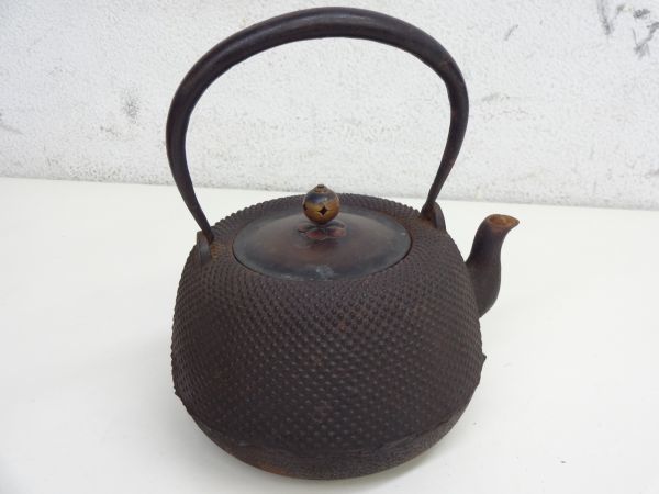 L130-N25-1391 鉄瓶 霰文 あられ 金属工芸 湯沸かし 当時物 骨董品 箱