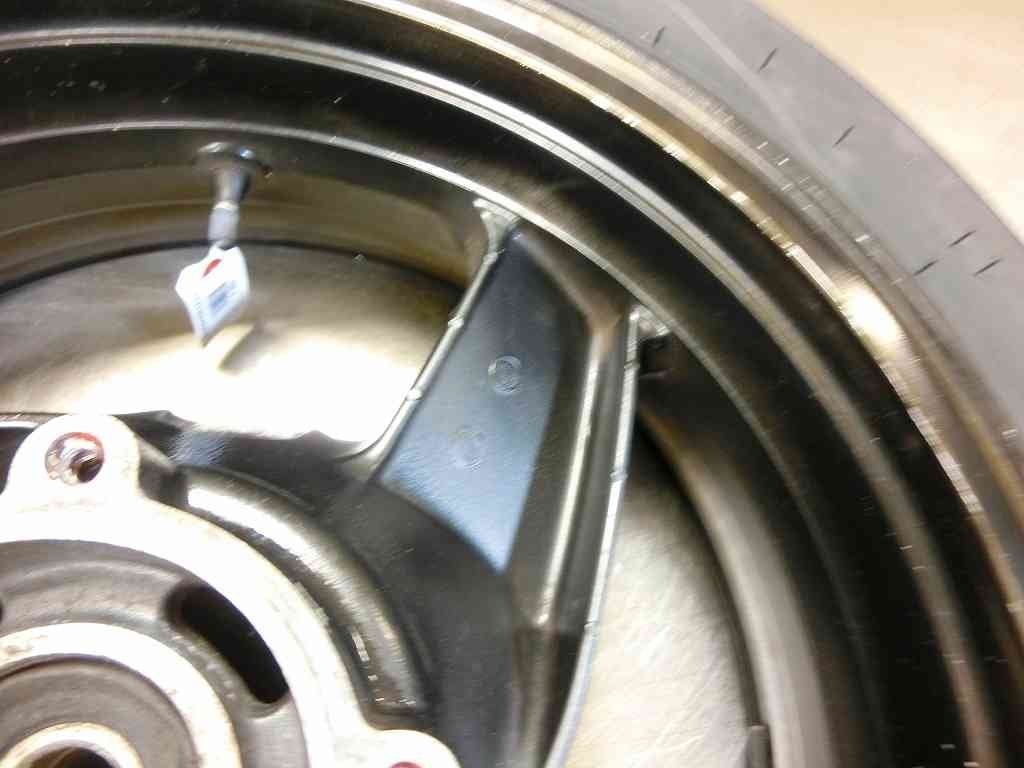 ZZ−R1100D ZZR1100D zx11 リア17x5.5j 純正ホイール 買取り実績 ZZ-R1100 リアホイール 17x5.50、ペイント☆ZZR1100-D型