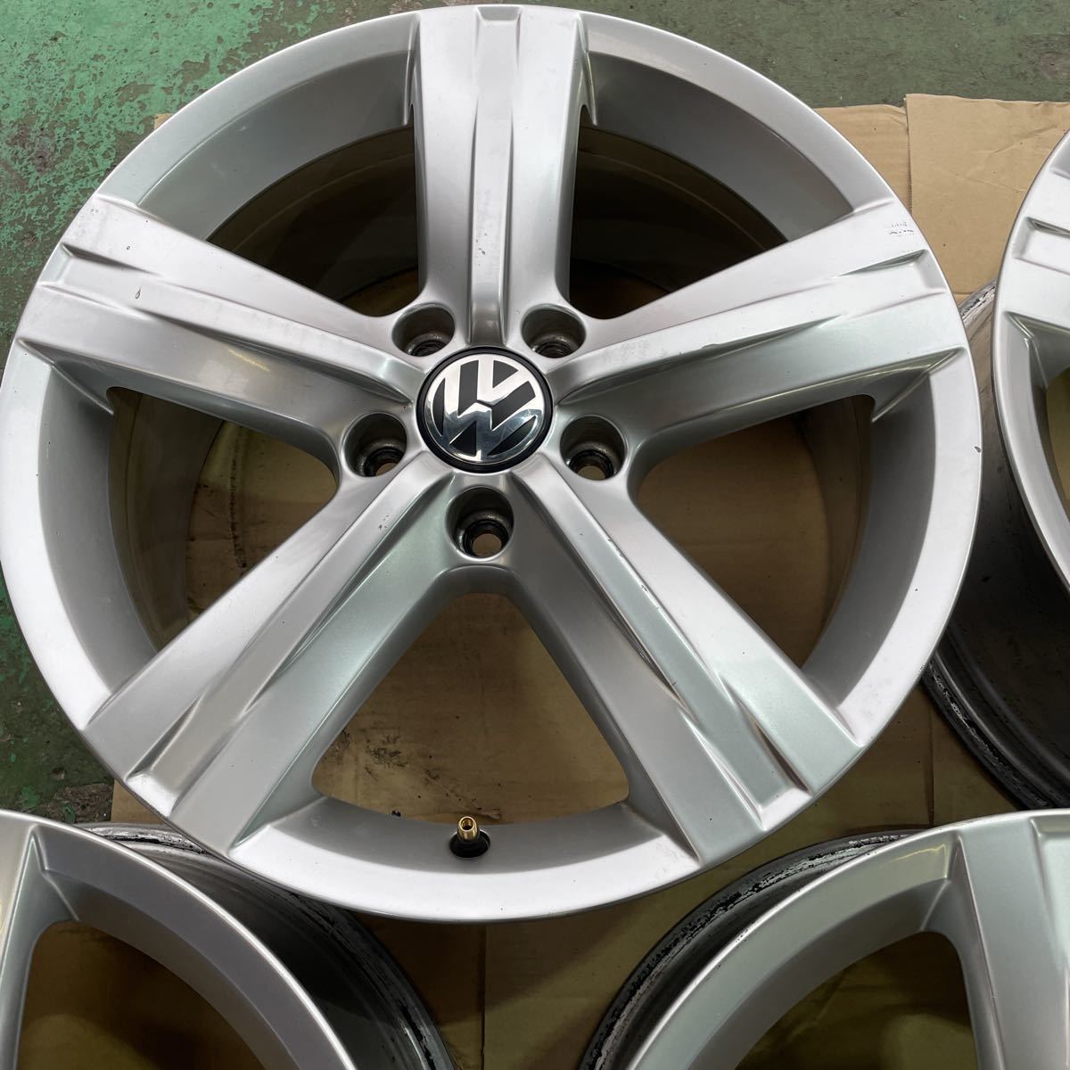 SOLD！～【中古品】VW パサート ヴァリアント 3C 純正ホイール 18 