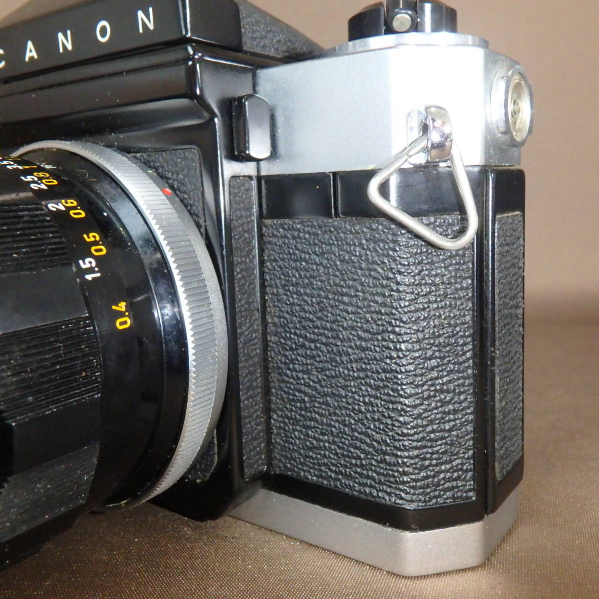 FK-5413　キャノン　CANON FLEX R2000 FL 35mm 1:2.5　シャッターOK　美品/革ケース付 R2000 - Canonflex (14107941145).jpg Wikimedia 早田