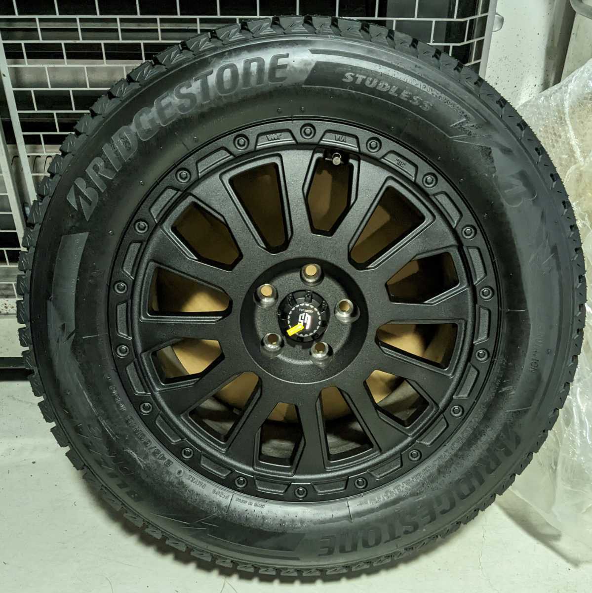 フォードエクスプローラ　スタッドレスタイヤ　ホイールセット