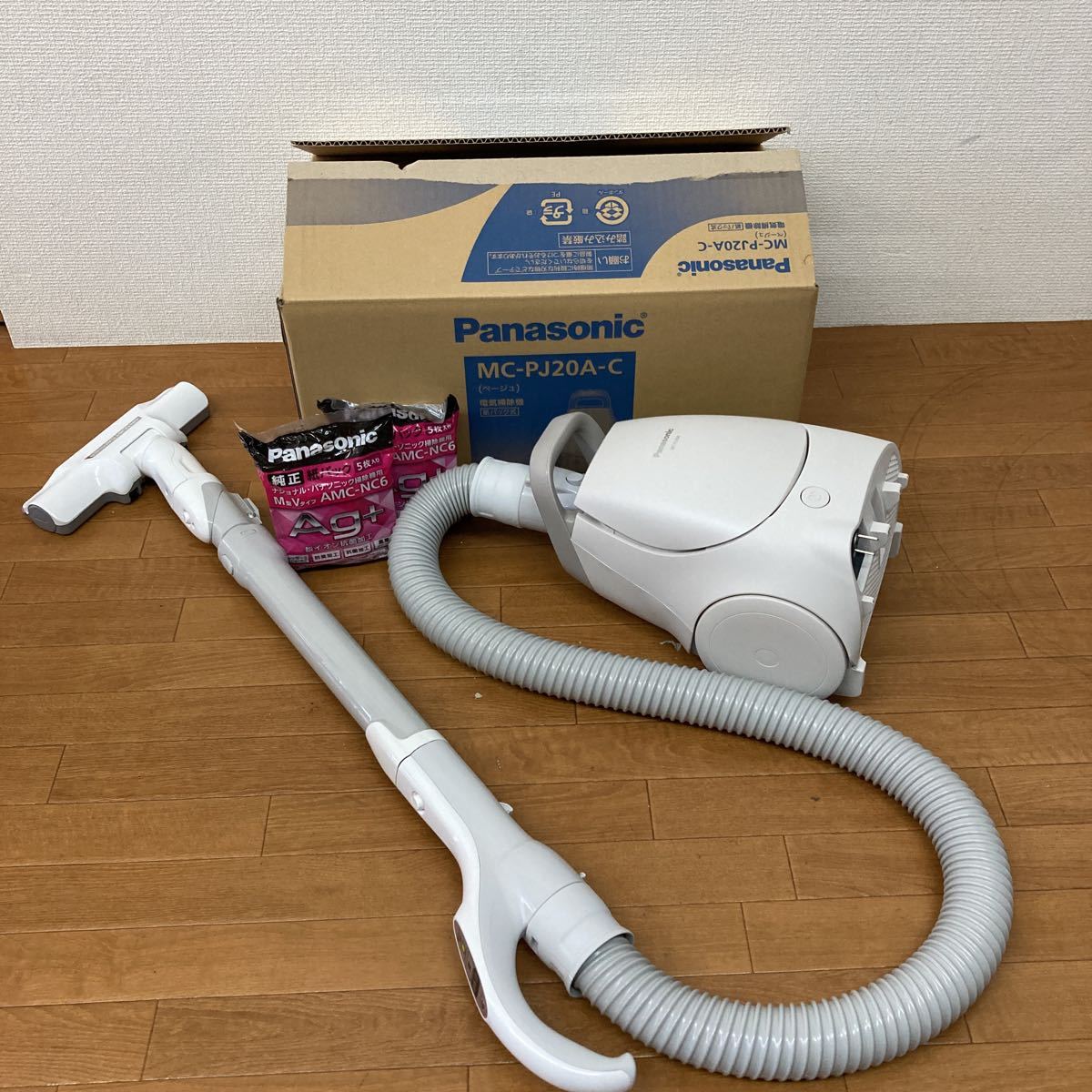 Panasonic パナソニック 紙パック式 掃除機 紙パック2袋付き 2022年製  