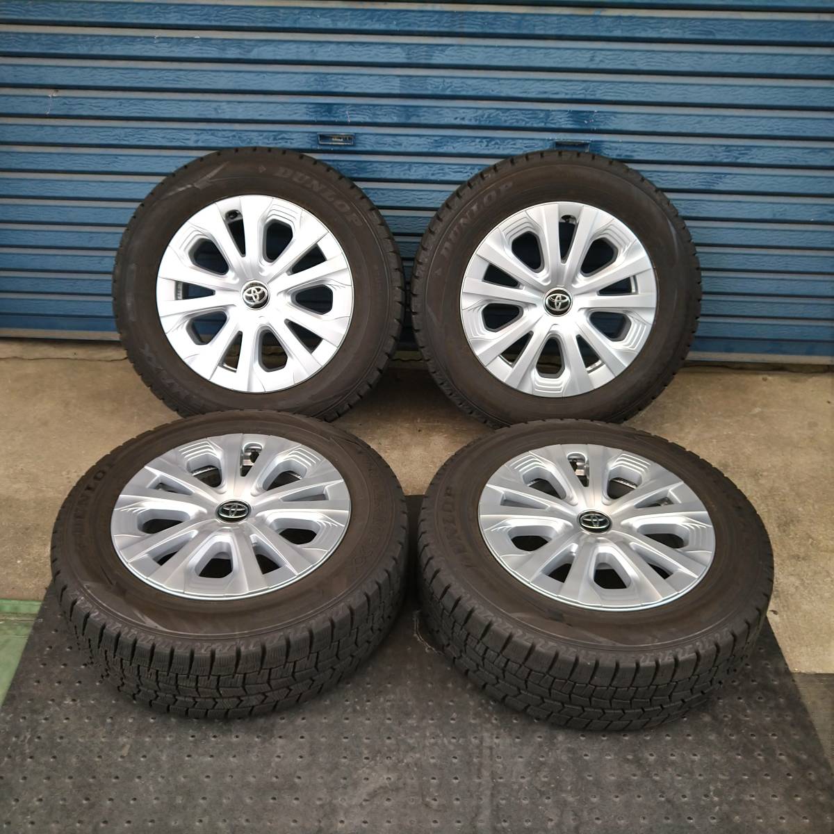 【超激得，得価】 プリウス50 後期 純正ホイールキャップ付き 195/65R15 ダンロップ ウインターマックス WM02 4本セット(スタッドレスタイヤ)｜売買されたオークション情報、yahooの商品情報をアーカイブ公開 - オ 5穴