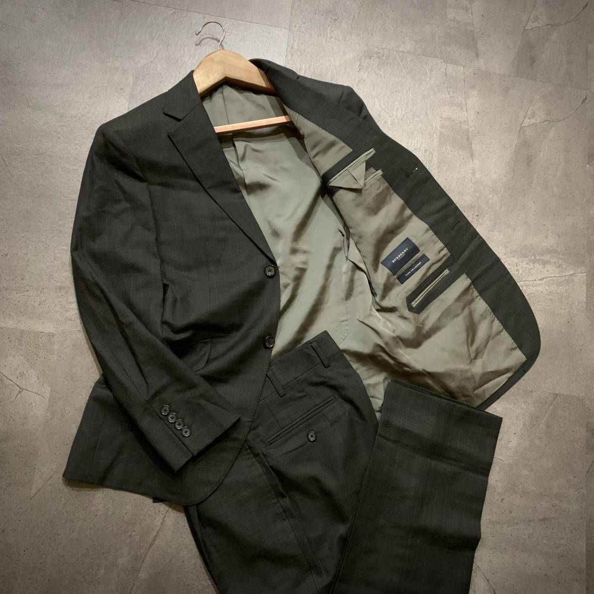 【最終値下げ】美品　バーバリーロンドン　黒　セットアップ X ☆ 美品/ 高級ラグジュアリー服 [日本製] 'BURBERRY LONDON
