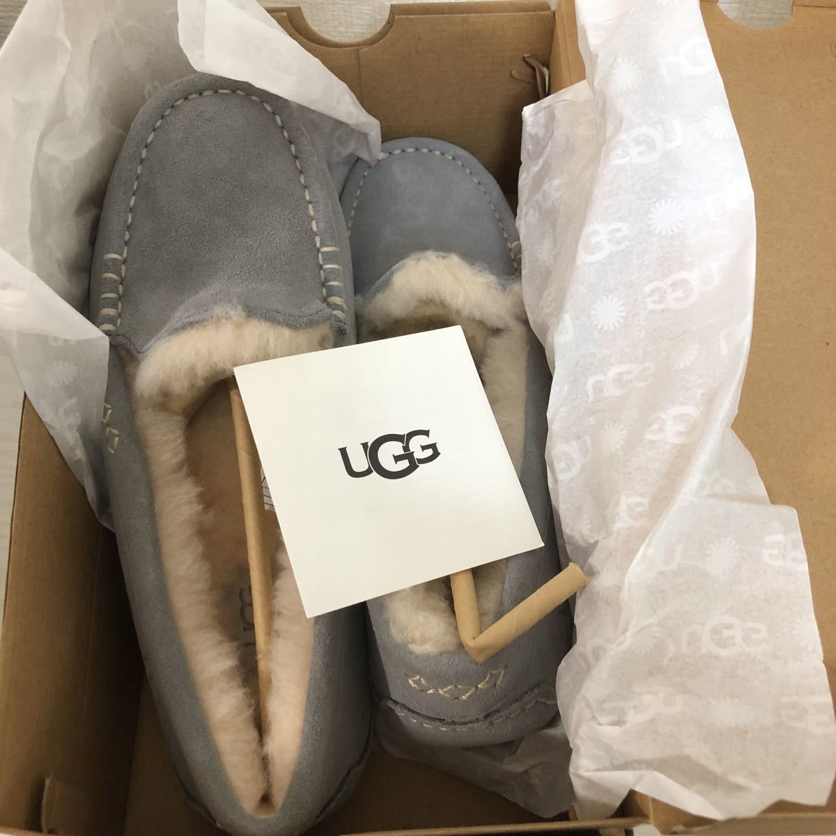 UGG アンスレー モカシン ライトグレー 箱付き 新品 UGGスリッポン