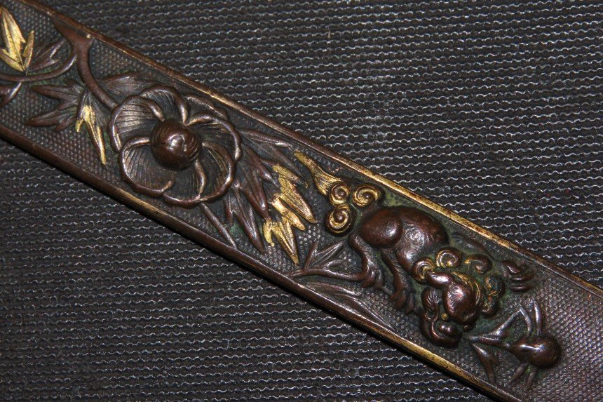 ▲▽牡丹獅子図小柄　江戸　銅、魚子地、渡金、毛彫　9.5×1.3ｃｍ　10ｇ▲▽