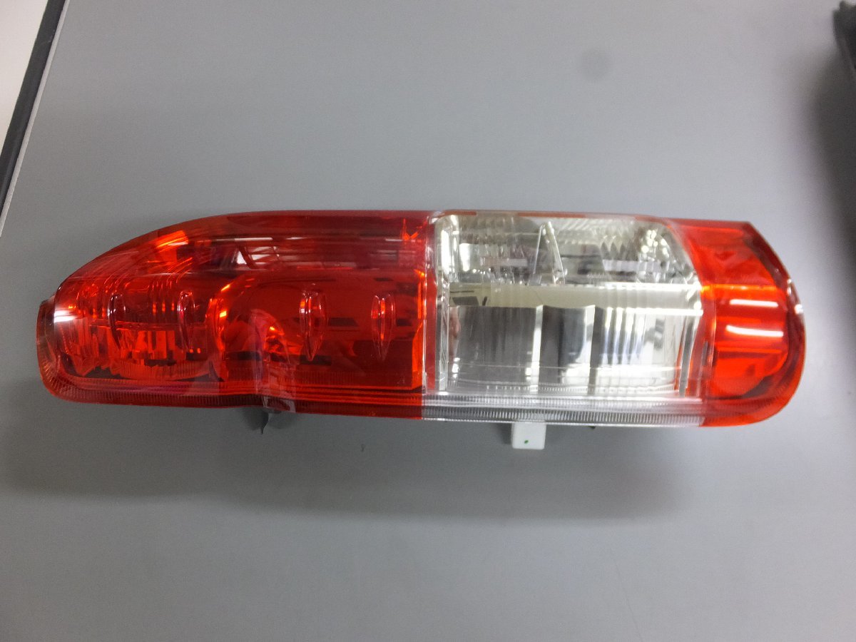 中古品】トヨタ ハイエース4型 純正 テールライト 左右セット 
