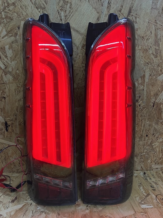 200系ハイエースヴァレンティジュエルLEDテールランプREVOスモーク