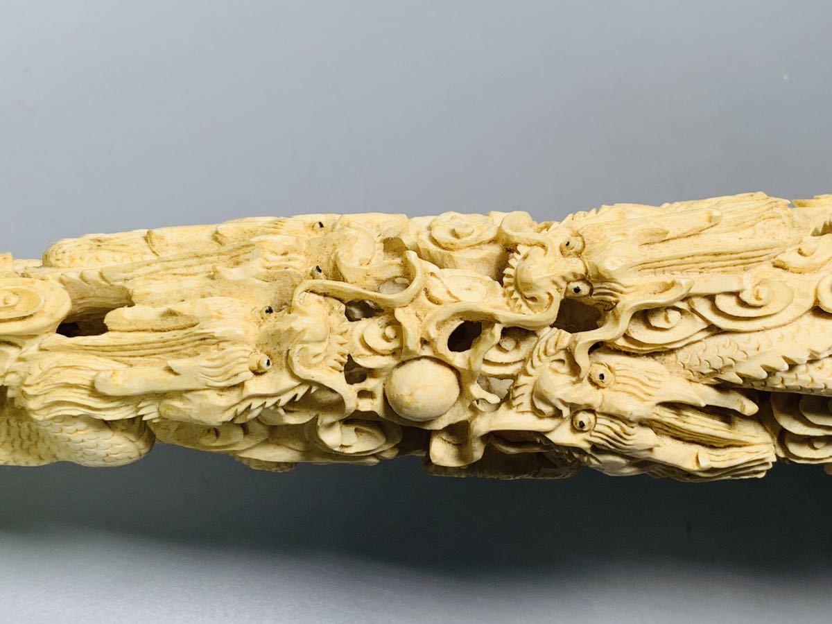 マンモスの牙や天然素材から彫られた、龍や鳳凰の精巧な透かし彫りが施された彫刻品 東洋彫刻 象牙風 一本細密 透かし彫り龍と鳳凰彫件 置物 マンモス芯料