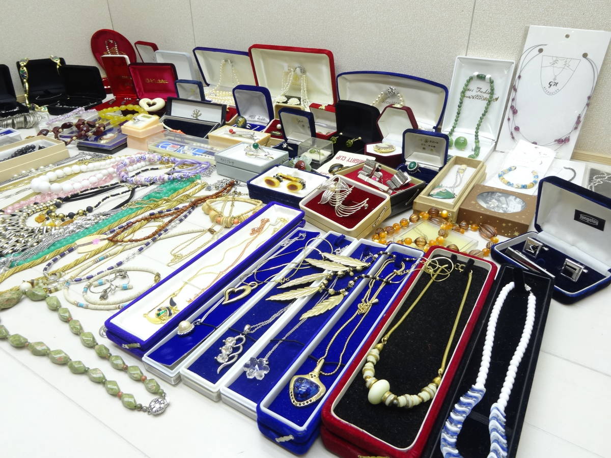 アクセサリー 大量 まとめ売り ネックレス イヤリング ブローチ 2.3 kg ⑫☆整理品アクセサリー ネックレス イヤリング ブローチ 大量 【公式