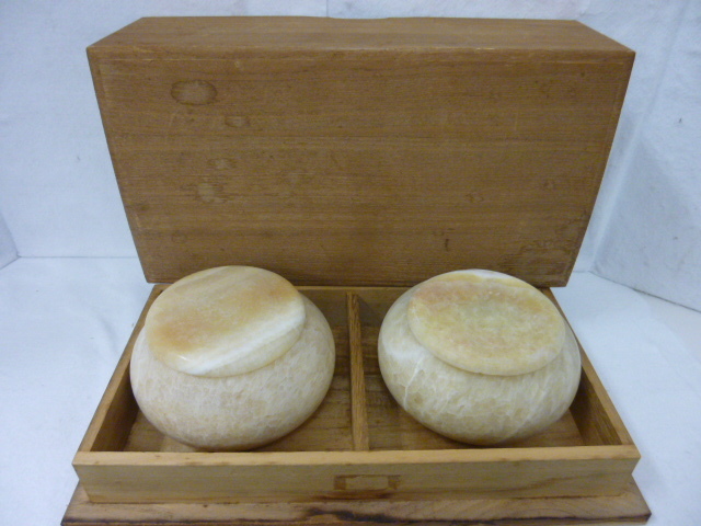 【36582】囲碁 碁石 瑪瑙？ メノウ？ 白石 186個 黒石 177個 碁笥大理石 木箱入り 中国美術