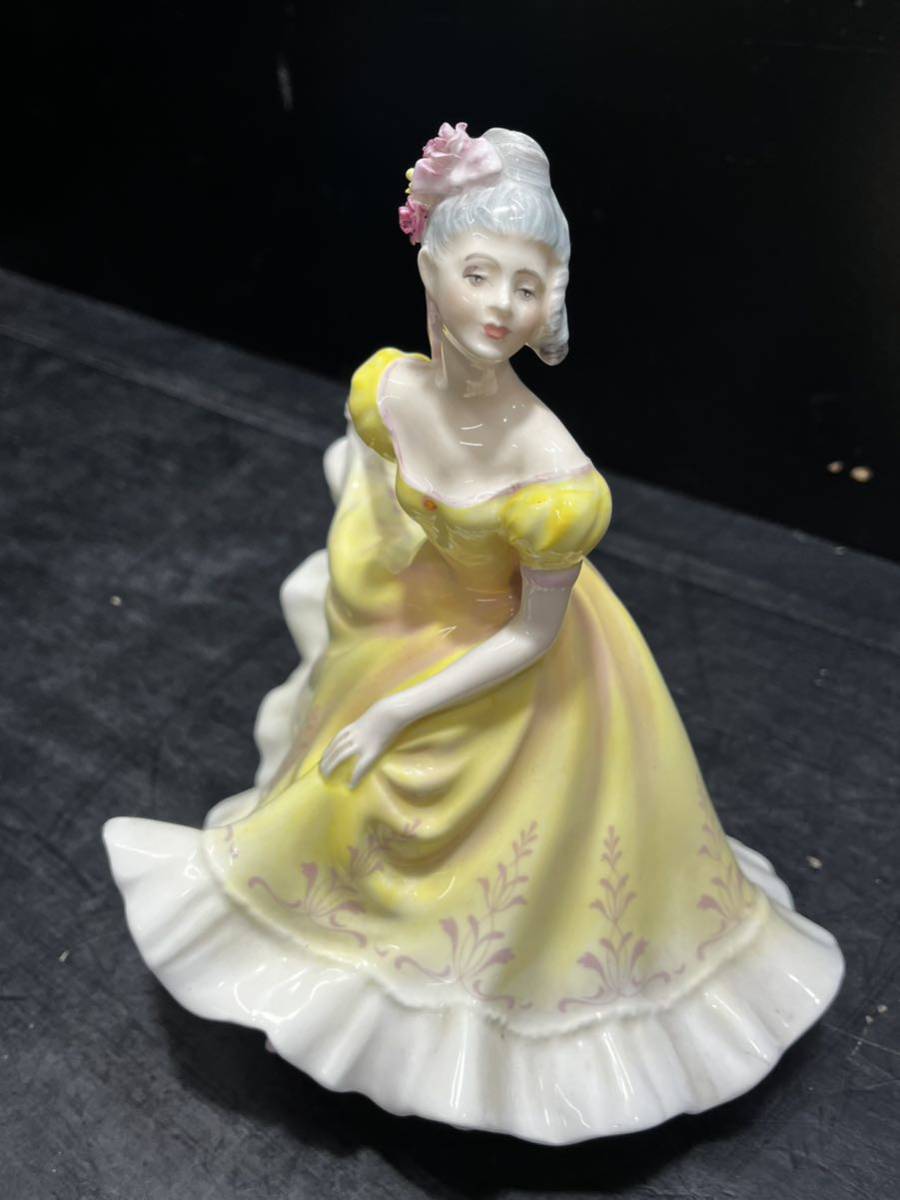 ROYAL DOULTON フィギュリン 陶器 人形 NINETTE ROYAL DOULTON フィギュリン 陶器 人形 NINETTE