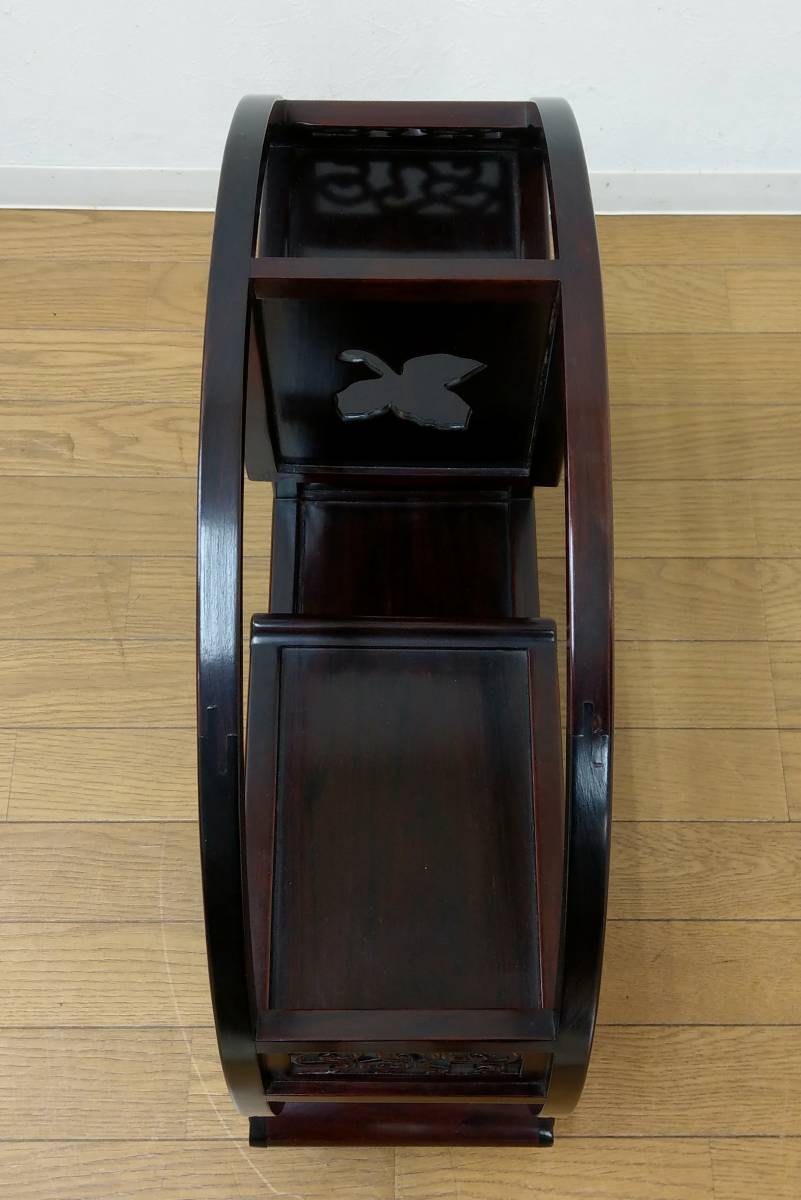 美品 木製 無垢 唐木 紫檀 丸型 両面彫刻 違い棚 飾り棚 棚物 茶棚