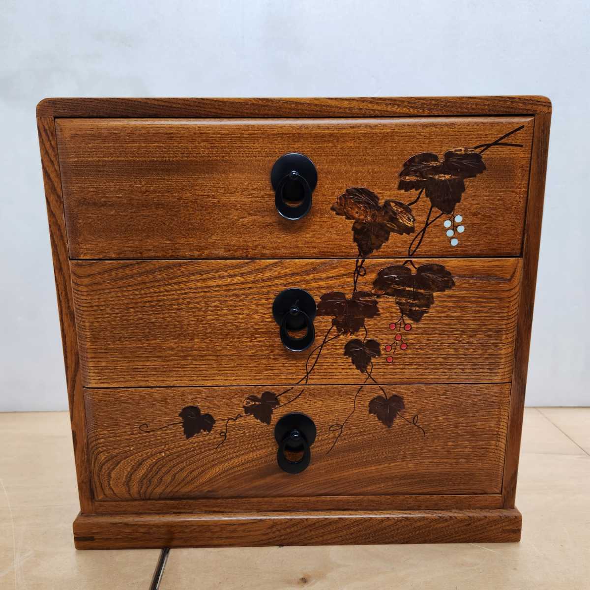 人気定番，SALE 同様 桜皮細工 三段 螺鈿 赤珊瑚 小引き出し 小物入れ 和家具 木製(木工、竹工芸)｜売買されたオークション情報、yahooの商品情報をアーカイブ公開 - オークファン 木工、竹工芸