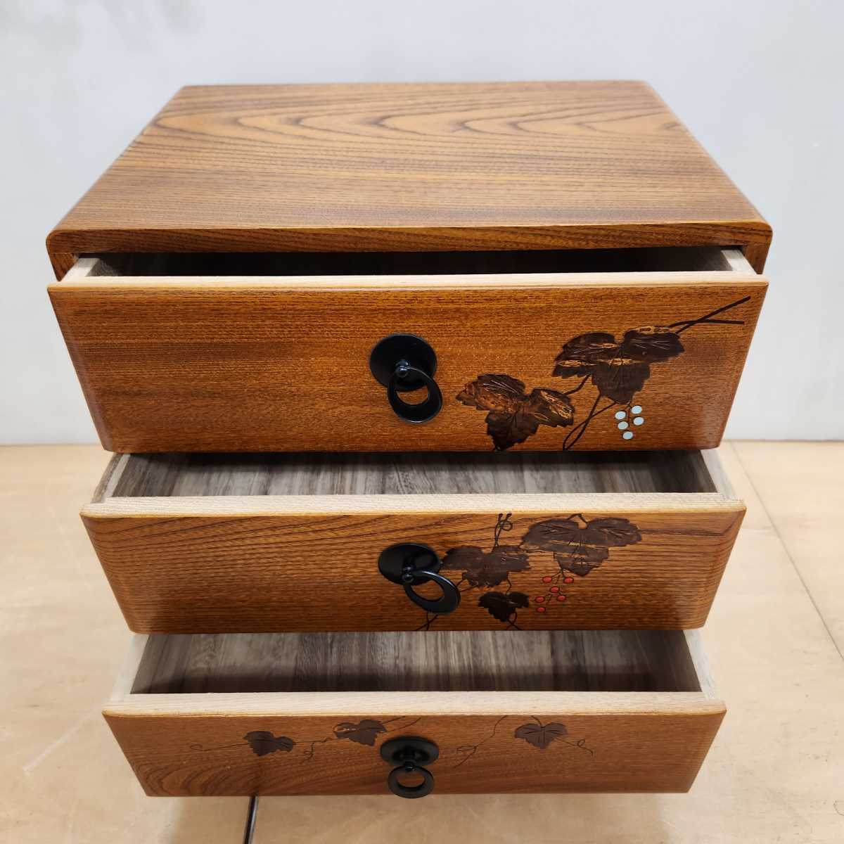 【新品同様】桜皮細工　三段　螺鈿　赤珊瑚　小引き出し 小物入れ 和家具 木製 樺細工 小物入れ 桜皮