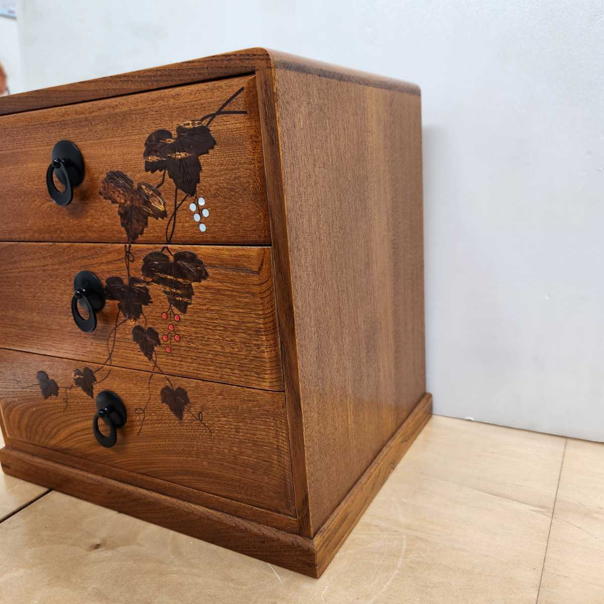 【新品同様】桜皮細工　三段　螺鈿　赤珊瑚　小引き出し 小物入れ 和家具 木製 樺細工 小物入れ 桜皮