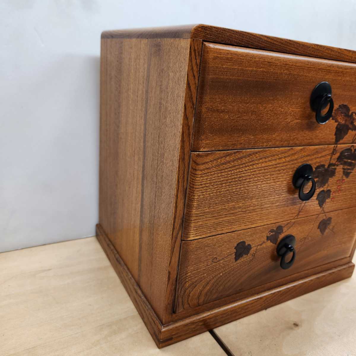 【新品同様】桜皮細工　三段　螺鈿　赤珊瑚　小引き出し 小物入れ 和家具 木製 樺細工 小物入れ 桜皮