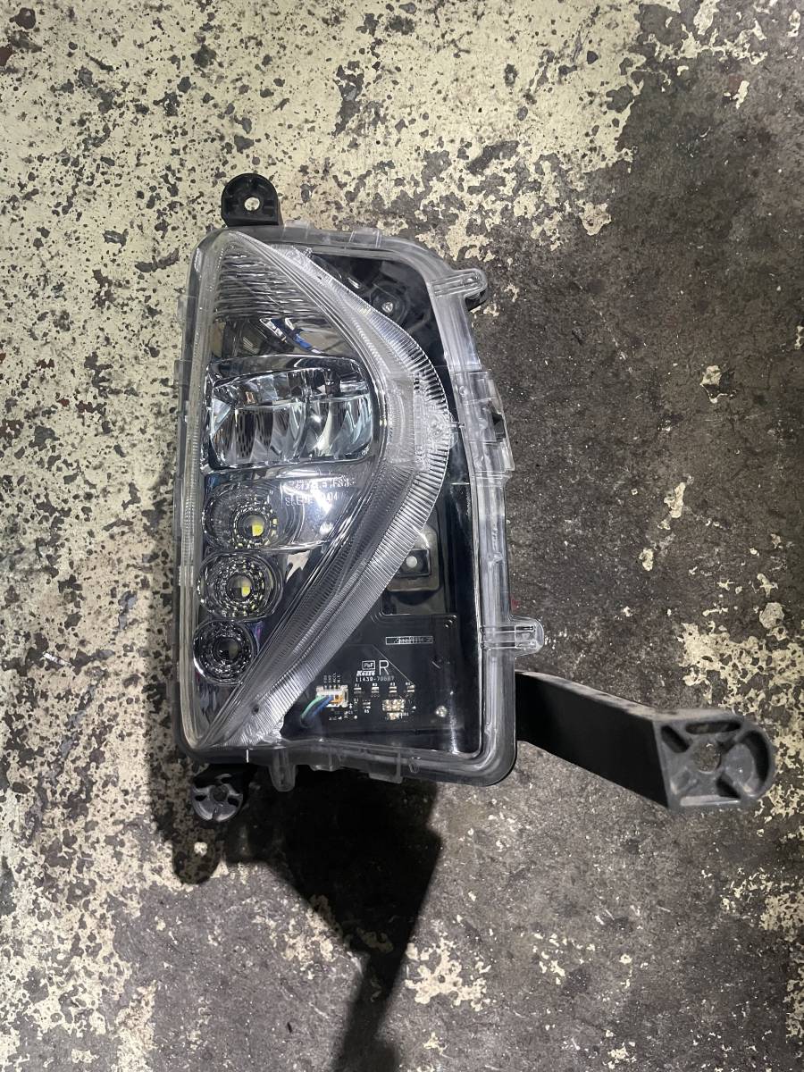 プリウス ZVW50 前期 右フォグランプ 47-83 （Z1258） ライト
