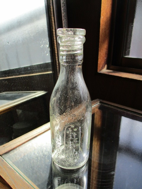 戦前ガラス蓋つき牛乳瓶飲料ドリンクエンボスガラス瓶古道具昭和レトロ アンティーク 
