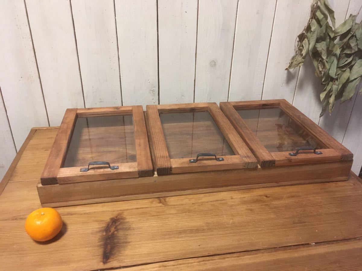 ■レトロ■古い木 ３連ガラスケース　ガラスボックス　レトロガラスコレクション