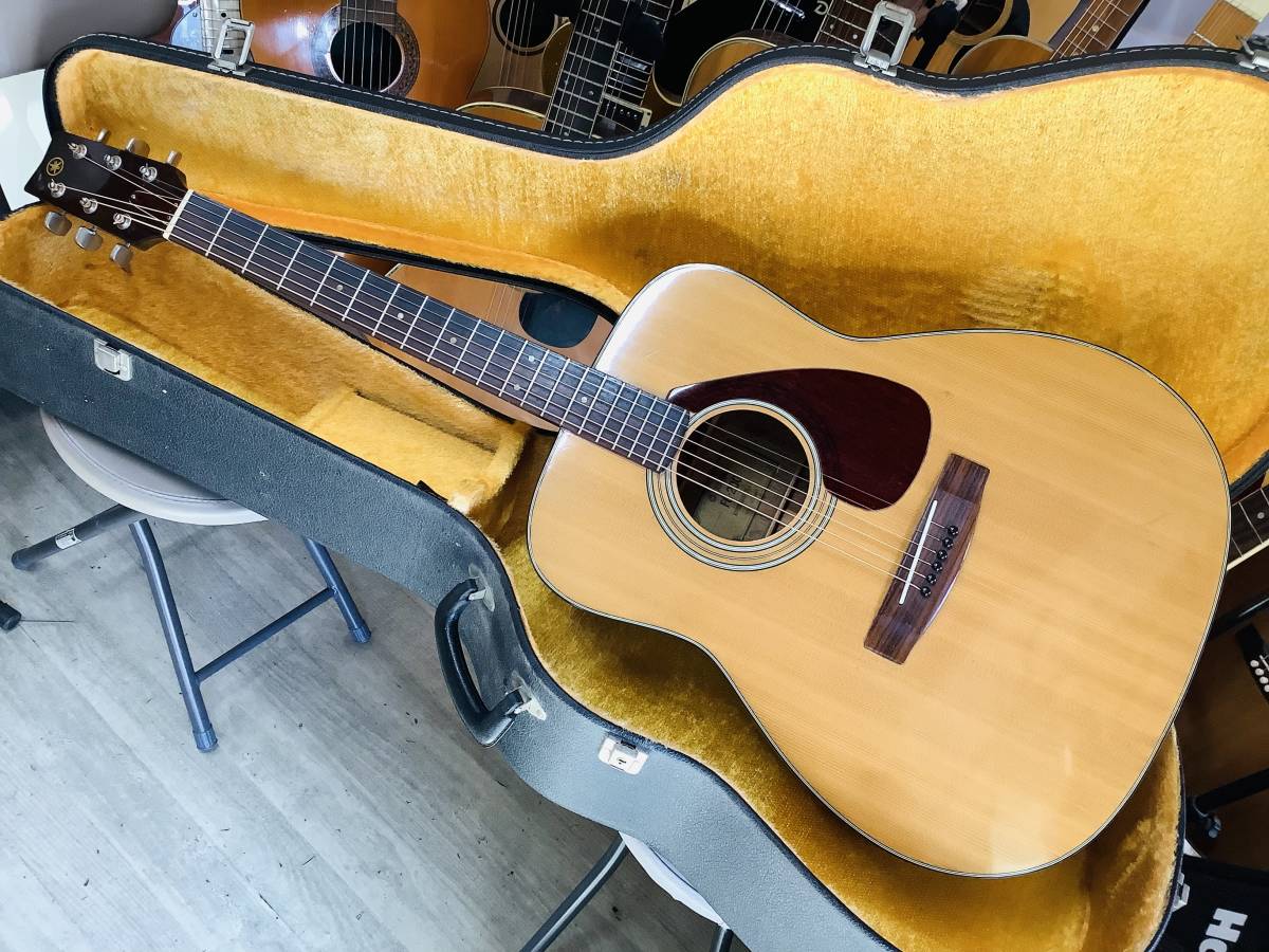 じつに鳴りのいい YAMAHA FG-200 グリーンラベル 高性能マイク付き
