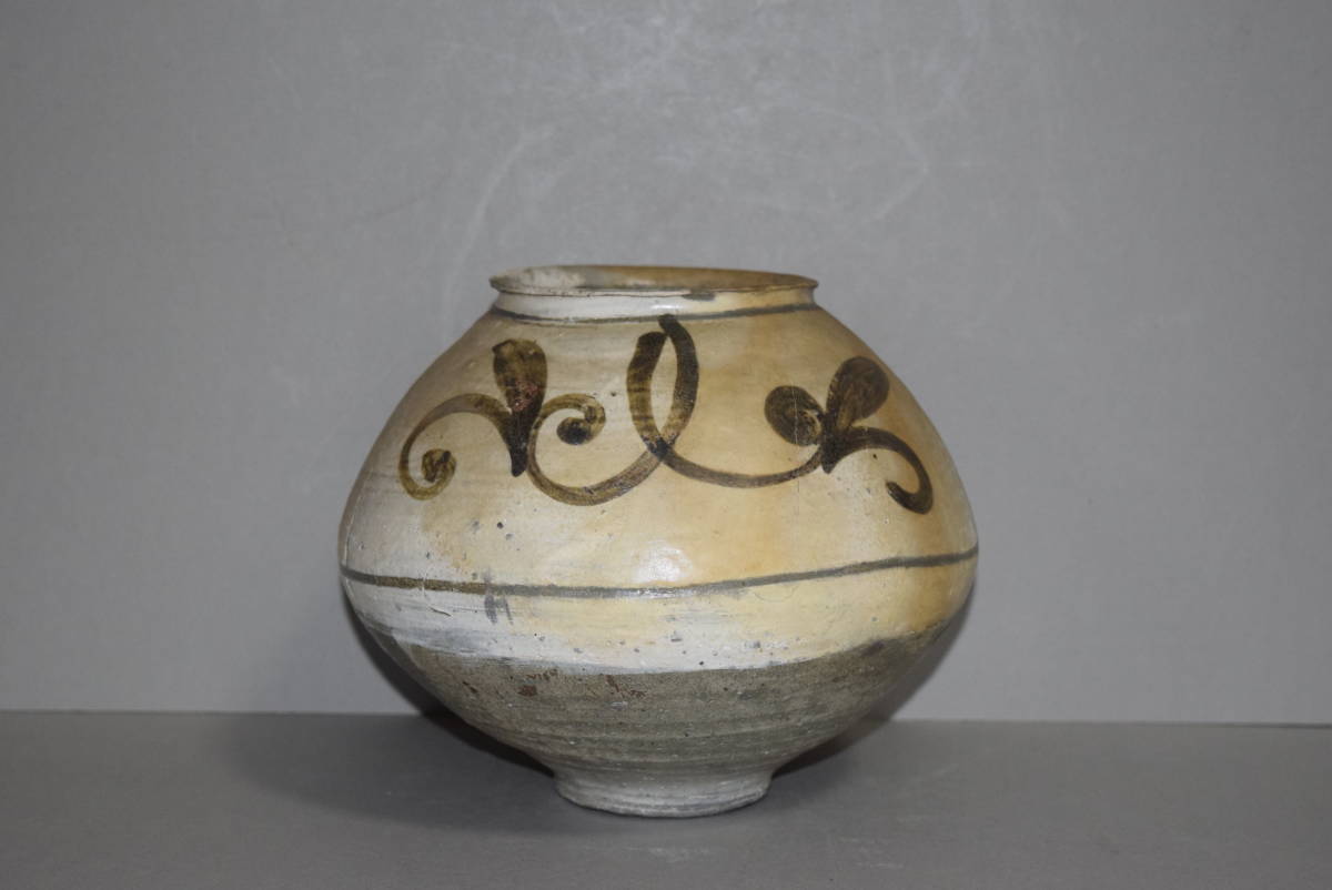 SALE 鶏龍山鉄絵唐草文中壺 高さ17cm 李朝初期(李朝)｜売買されたオークション情報、yahooの商品情報をアーカイブ公開 - オークファン 李朝