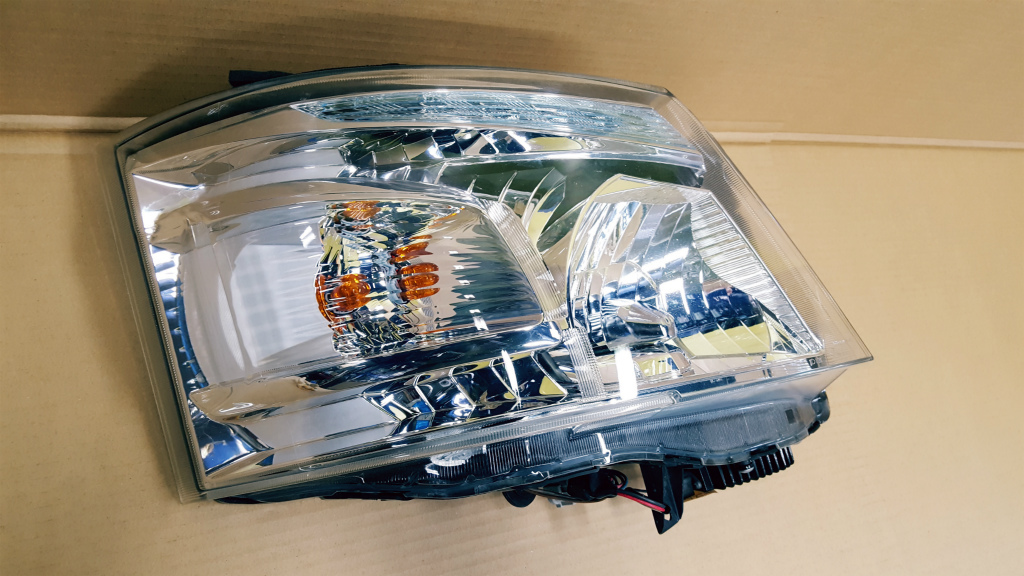 NV350 キャラバン 右 ヘッドライト VWE2E26 【公式通販】