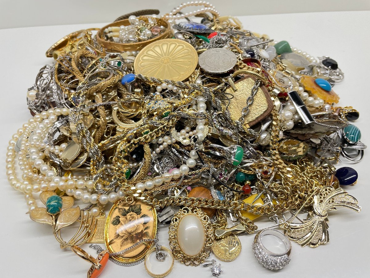 プ*読様 アクセサリー　まとめ売り　その他　ジャンク　イミテーション　メッキ メッキ アクセサリー まとめ 総重量3kg 大量 リング ネックレス