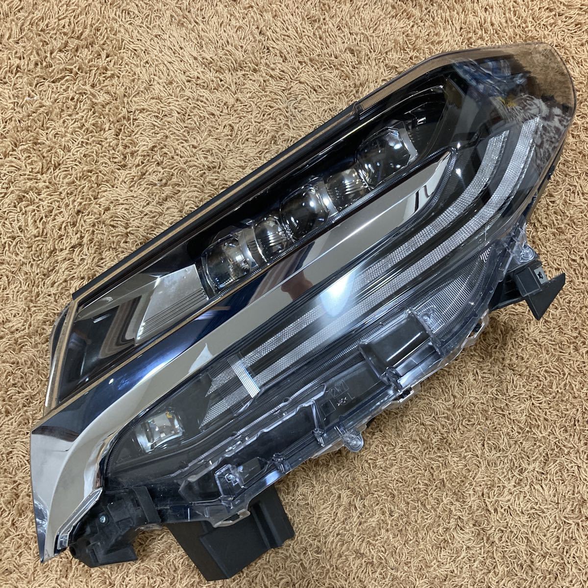 レンズ美品】30アルファード 後期3眼 LED ヘッドライト 81150-58521