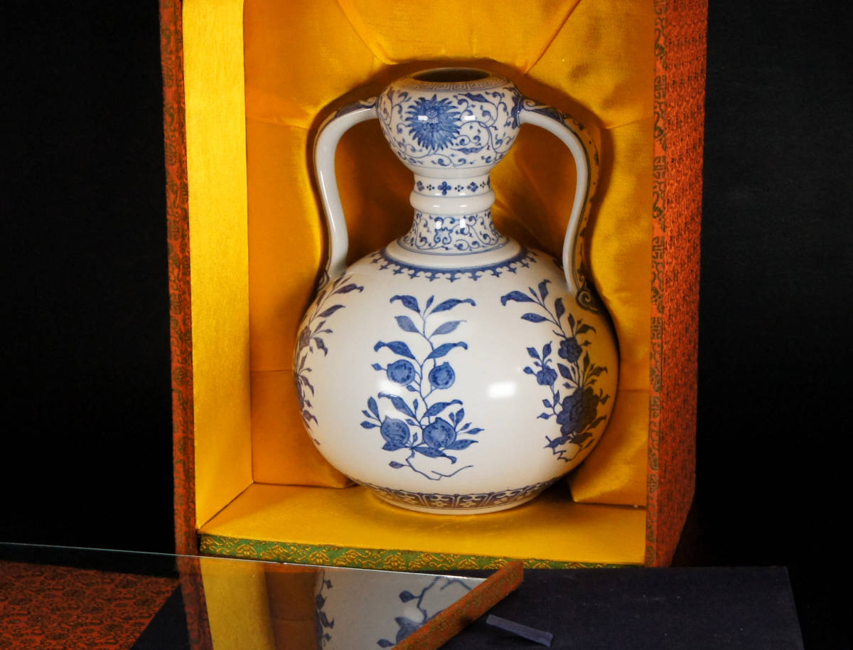 景徳鎮 | 陶磁 porcelain white and Blue – 青花山川紋菜箙瓶 壺
