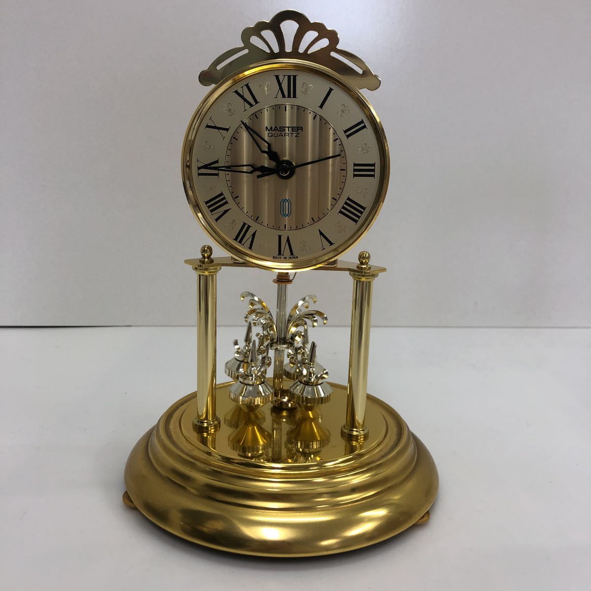 881 美品 置き時計 MASTER QUARTZ マスタークオーツ 置時計 回転振り子