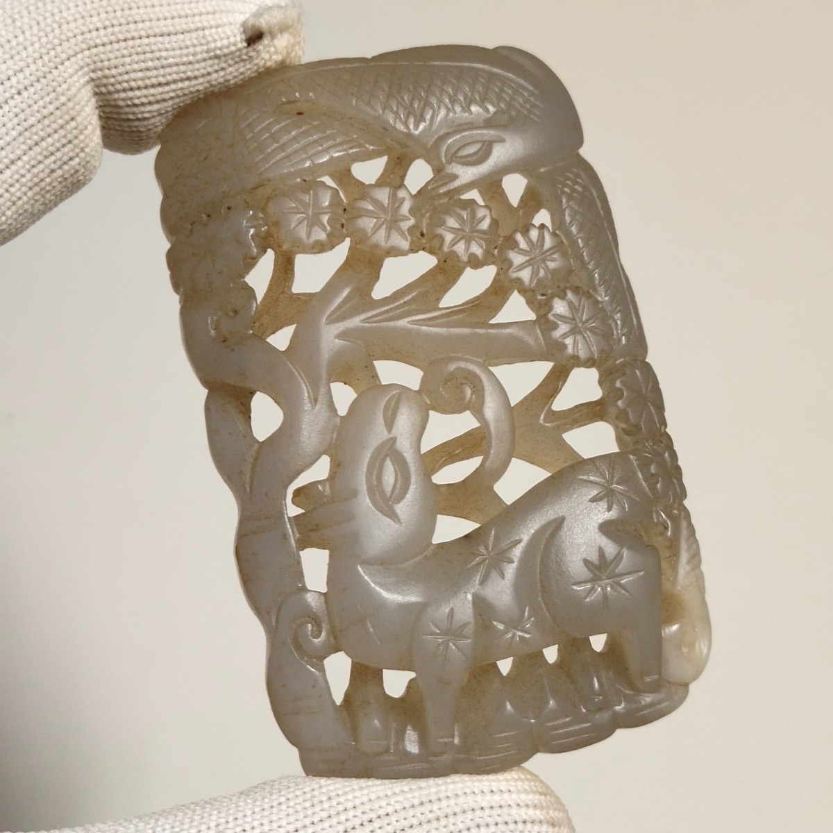 天然和田玉童子騎鳳 手彫りペンダント 根付 古玩 中国古美術 古賞物 時代物 数量限定，低価 古美術 本物和田玉 遼金時代 糸引き透彫