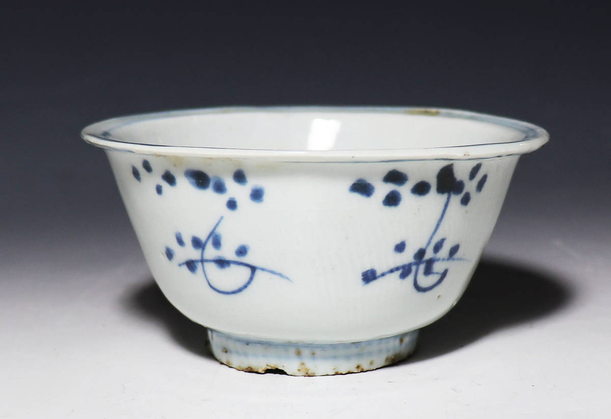 16-17世紀】2点セット・汕頭・古染付草花文・小碗・唐木展示台付 骨董