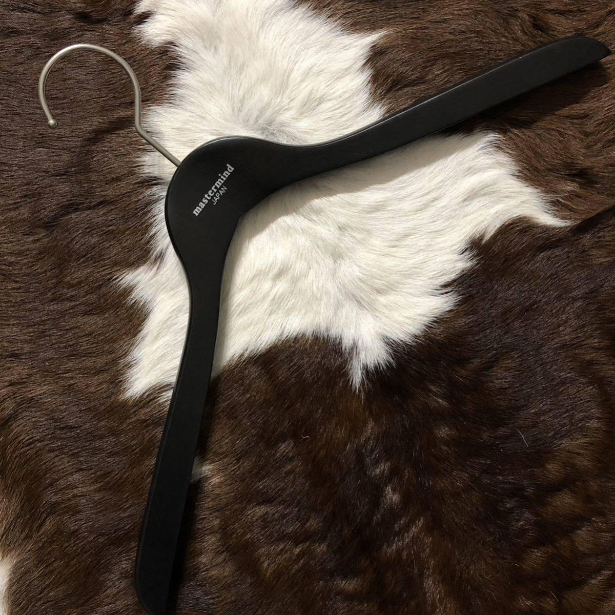 美品 mastermind JAPAN(マスターマインドジャパン）ロゴ入りNAKATA HANGER 中田ハンガー 高級シャツハンガー（スモークブラック）420x15mm