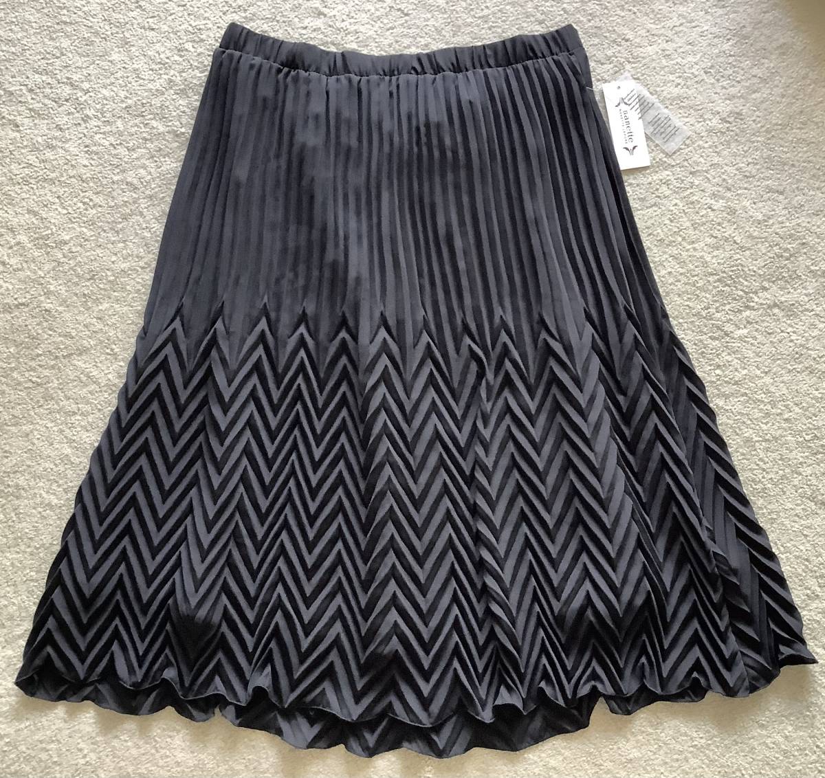 nanette NANETTE LEPORE新品L♪さりげなく人目を惹く凝ったシェブロンパターンの変形プリーツミディ丈スカート