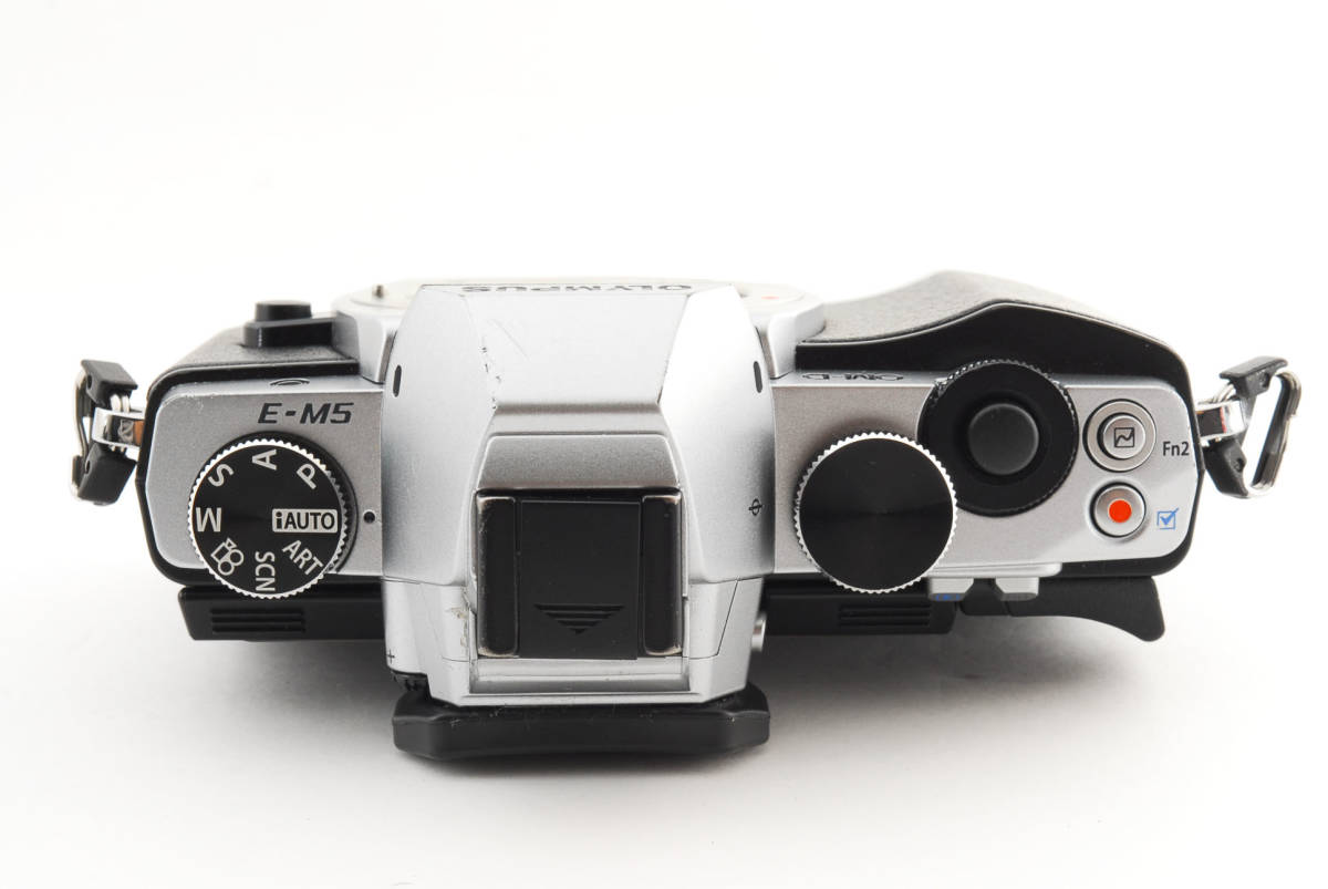 OLYMPUS OLYMPUS ミラーレス一眼 OM-D E-M5 ボディ シルバー 1605万 