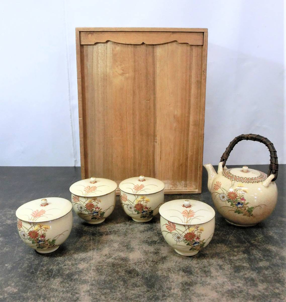 ☆薩摩焼 沈寿官製 (寿官製) 金彩色絵草花文 蓋付 湯呑 四客 急須 共箱◆