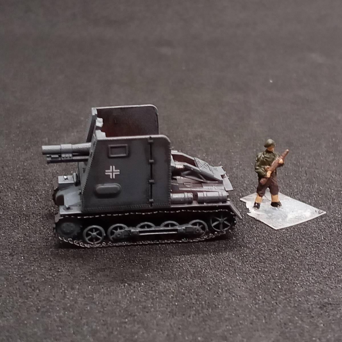 ○完成品1/144 sIG33 15cm自走砲，”軽戦車に重歩兵砲
